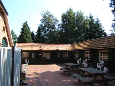 du26801 Binnenplaats met barbecue en picknickbanken