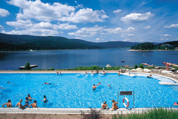 Zwemmen en watersport in het Zwarte Woud bij groepsaccommodatie Schwarzwald